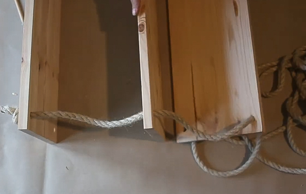 ako vyrobiť policu na stenu z dreva a lana